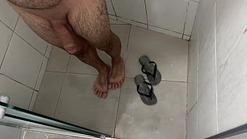 DOTADO ROLUDO DA ROLA GRANDE E GROSSA TOMANDO BANHO E BATENDO UMA