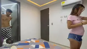 Mi peque�a hermanastra tiene sexo duro conmigo a cambio de usar mi tarjeta de cr�dito. Me corro rico