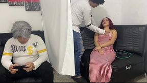 Medico Chequea a Chica de 18 A&ntilde_os Al lado de su padrastro capitulo 2
