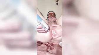 Solo gay amateur stuffs his gaping ass with food and cleans out with brush