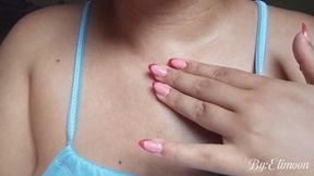 Mostrando te mi pecho sudoroso. Showing you my sweaty chest. sweaty body