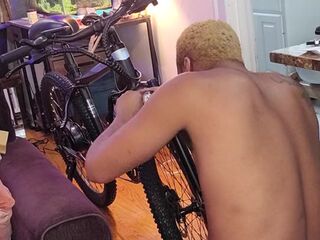 Kennie Jai builds a bike naked just for you!!