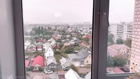 Een hete Russische MILF die diep in haar keel zit en hard geneukt wordt.