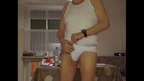 Ich zeige mich in meinem wei&szlig_en HOM Slip mit Eingriff