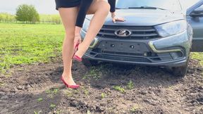 TANYA STUCK THE MUD SO KATE HIGHT HEELS full video 18 min_PART 1