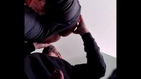 Le chup&eacute_ la verga al macho de tal manera que me termin&oacute_ dando por el orto, no sin antes prepararlo.