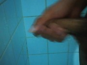 Universitario caliente se corre en la ducha del baño de su compañera en cuarentena - The Cazique