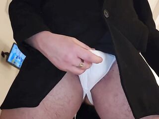 ASSOLO - UOMO ELEGANTE SI MASTURBA SFILANDOSI LENTAMENTE GLI SLIP BIANCHI - SEGA CAZZO GROSSO E INTENSA SBORRATA