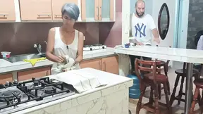 Seduce mi hermanastra en la cocina con sus tetas y culo expuesto while I jizz