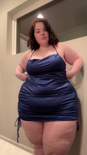 Plump solo babe explores her ssbbw fetish