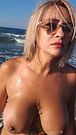 Milf italiana si rinfresca nuda al mare
