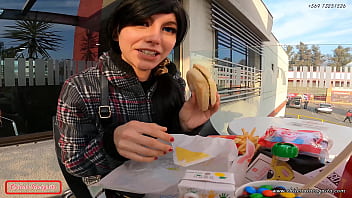 Famosa Youtuber latina va al McDonald y termina con salsa sobre ella - &quot_ES MUY GRANDE, METEMELO TODO&quot_