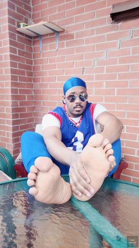 I wiggle and scrunch my male feet (2025)