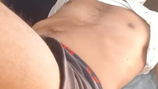 Sólový indiánský chlápek v amatérském klipu si prsty hladí zadek a zároveň ho hladí k explozivnímu orgasmu