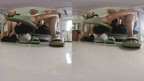 3DVR180 degrees 6 Giant men and women train dwarfs