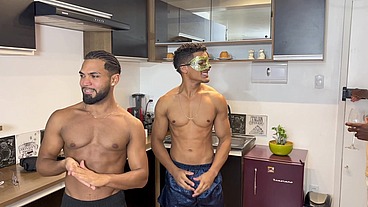 CORNO CHAMOU 2 AMIGOS PARA COMER SUA ESPOSA NA LUA DE MEL
