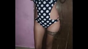 Flaca mexicana en bikini ense&ntilde_a sus tetas