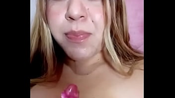 Linda rubia jugando con un dildo