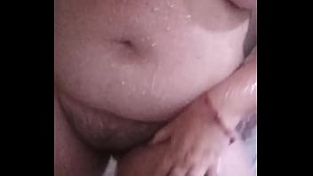 Toda molhadinha, quero alguem para apertar meu peitos e chupar minha buceta!