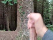 Exhibicionista Pasea Desnudo,Frota Su Pollón con el Arbol,y Su Esperma Sale Despacio