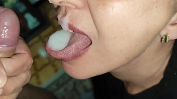 Mature MILF Wife Blowjob until Filled her Mouth with Milk !