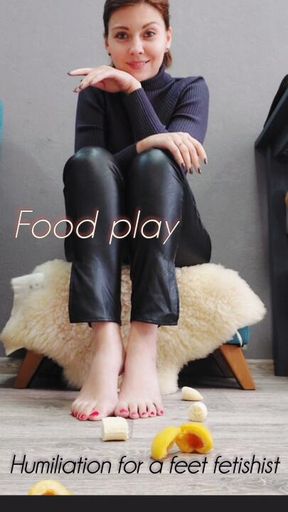 Food play, humiliating session for a foot fetishist, lick my feet!