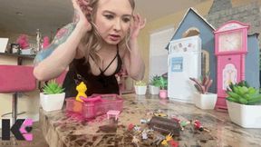 Unaware Giantess Discovers Her Taste for Screaming and Fighting Tinies