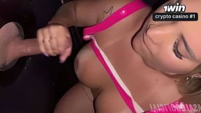 Meu marido me levou no Swing e deixei ele ver eu dando no Gloryhole! Ganhei leite na boca!