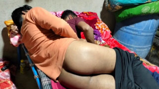 Un couple gay indien d'université s'embrasse passionnément, ce qui mène à une pénétration anale avec un énorme pénis et à des fellations torrides.