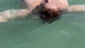 BBW Curvy Mary floating nude in the ocean in Mexico!