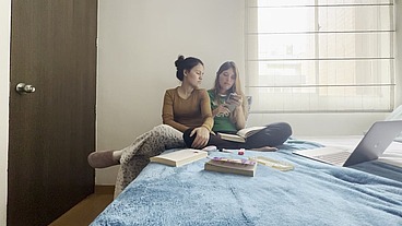 Dos mujeres universitarias follan duro en la habitación