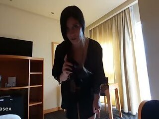 Mi madrastra me despierta, me descubre muy excitado y me masturba