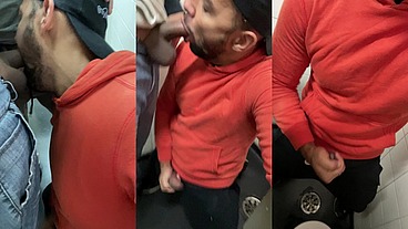GAY DE JOELHOS MAMANDO A PICA DOS TRABALHADORES QUE ENTRARAM NO BANHEIRO PARA MIJAR.