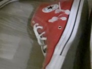 Je me branle sur mes converse