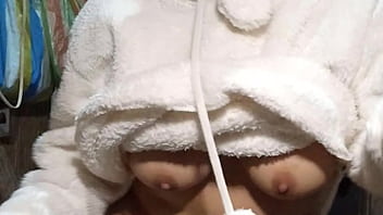 MINHA &Uacute_NICA FORMA DE ATRAIR MEU PADRASTO PARA CASA!! PRIMEIRO EU DANCO PARA ELE COM ROUPAS CHIQUES E DEPOIS ME DEITO NA PISTA E PE&Ccedil_O PARA ELE PASSAR &Oacute_LEO NOS MEUS PEITOS. PORNOGRAFIA REAL QUENTE