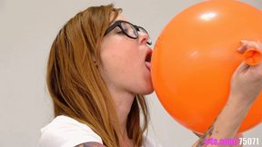 Foxy Sanie licks and inflates a huge balloon (FULLHD quality)