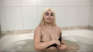 tomando aqule banho gostoso de espuma sozinha queria tanto uma comphania