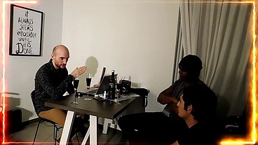 COGEN A PROSTITUTA ENTRE AMIGOS (COMPLETO)