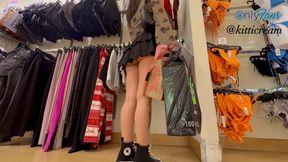 Stranger follows teen at the mall
