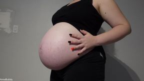 39 Weeks Pregnant Belly Rubbing