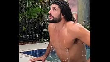 Barbudo tesudo de cabelos longos saindo da piscina com a mala cheia.