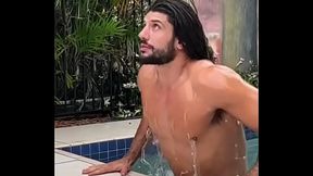 Barbudo tesudo de cabelos longos saindo da piscina com a mala cheia.