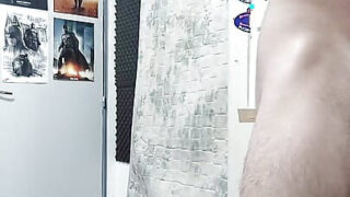 Urso espanhol peludo amador tem o cu arrombado por um pau grande e não circuncidado enquanto se masturba.