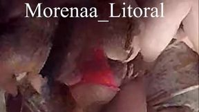 rabuda brincando no colo do branquelo safado