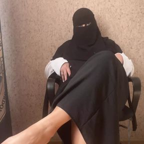 Syrian milf in hijab gives jerk off instructions, cum with her