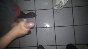 Dotado sacando la leche