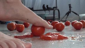 Goddess Jia Jia steps on tomatoes and cakes, showing off her dirty feet!