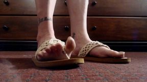 Standing leather flipflops shoeplay
