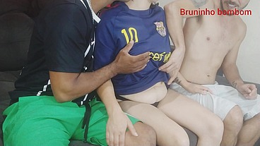 Fui assistir o jogo na casa do meu amigo e a mulher dele ficava passando toda hora na frente ele se ligou que toda hora eu tava olhando para ela e ele decidiu compartilhar ela comigo