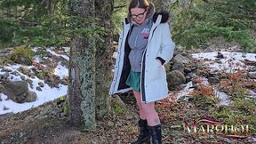 urbex foret enneigee a cote d’une cascade : je suce mon mec et un promeneur, il me baise la chatte dans la neige pendant que je suce mon mec – puis mon mec me prend, mais stoppe par des randonneurs